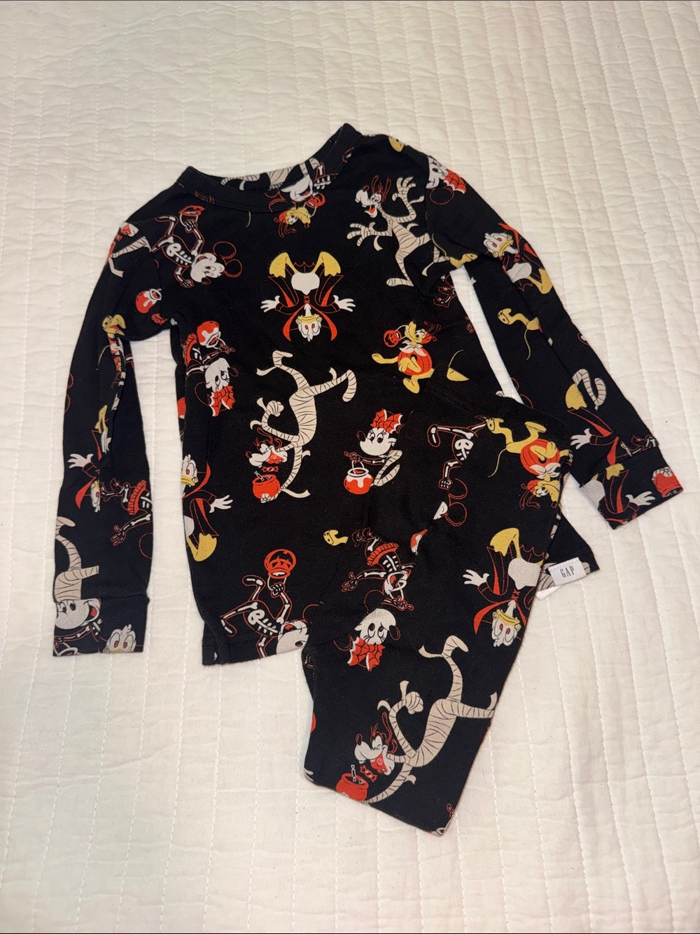EUC baby Gap Disney Halloween Pajamas Size 3